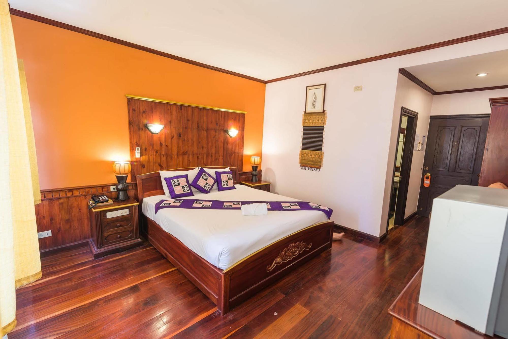 อี-เอาต์ฟิตติ้ง วังทอง โฮเต็ล Hotel หลวงพระบาง ภายนอก รูปภาพ