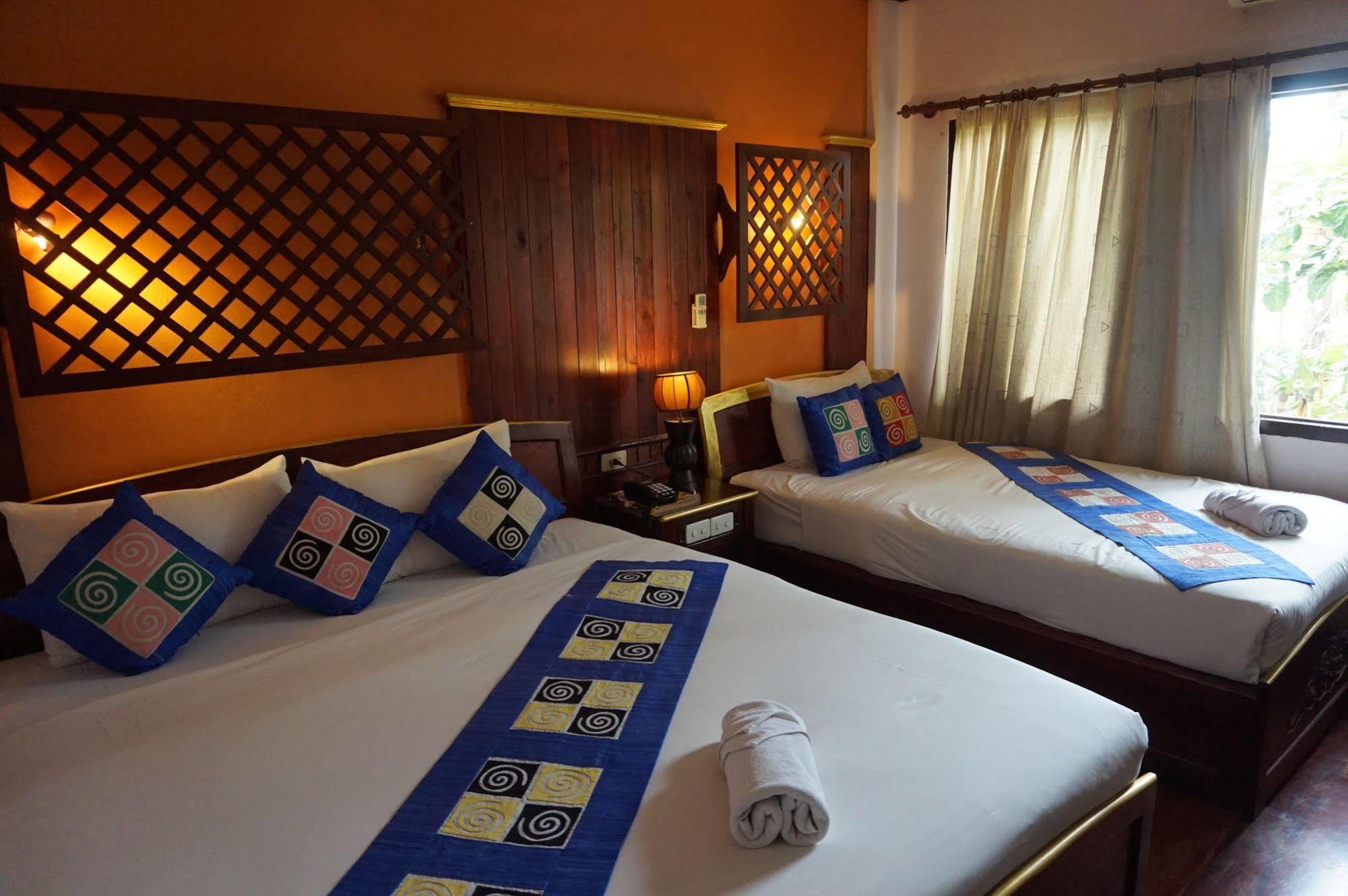 อี-เอาต์ฟิตติ้ง วังทอง โฮเต็ล Hotel หลวงพระบาง ภายนอก รูปภาพ