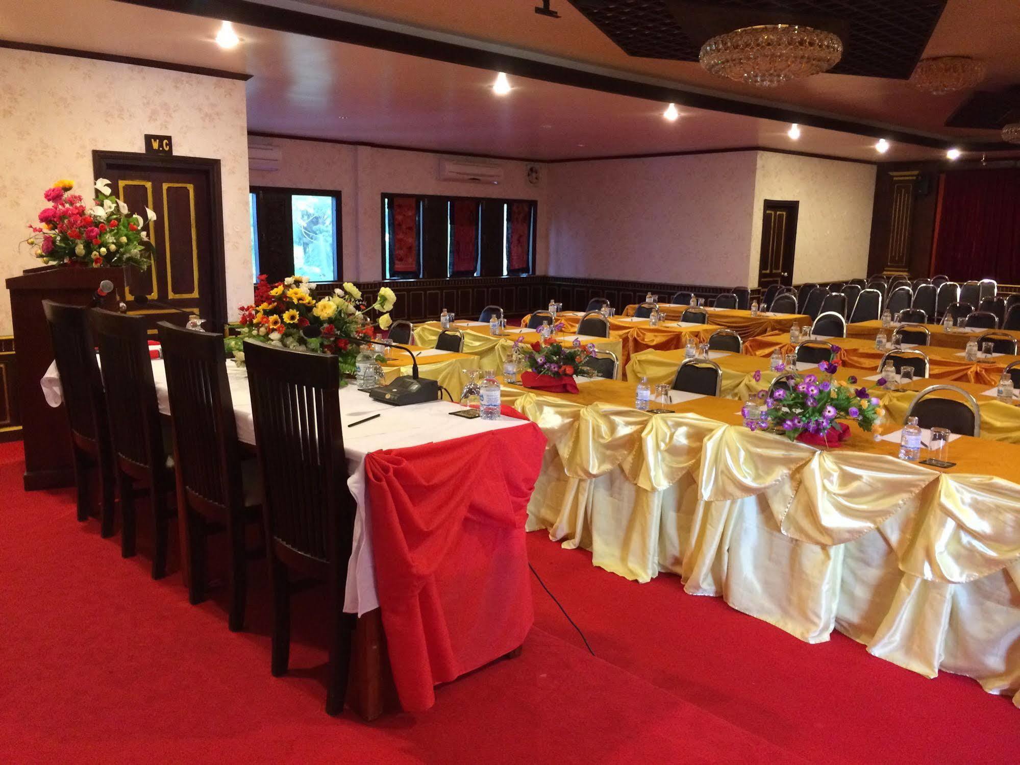 อี-เอาต์ฟิตติ้ง วังทอง โฮเต็ล Hotel หลวงพระบาง ภายนอก รูปภาพ